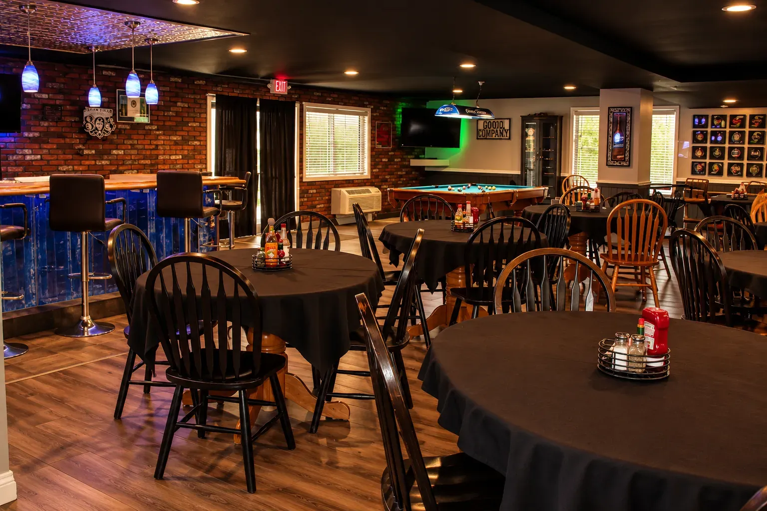 Round tables and wooden chairs in the O'Cairns Bistro dining room